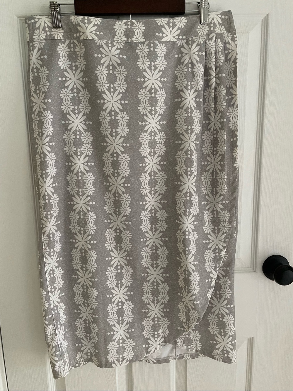 RipSkirt Hawaii Length 4 Maxi Wrap Skirt Size L Boho Lei Gray White Floral